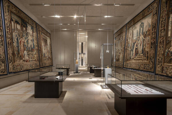 Ausstellung "Die Zirkulation von Arbeit, Kapital und Leben als Lieferkette"