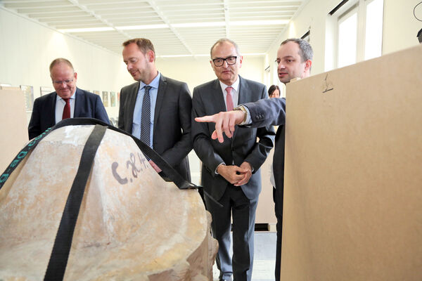 Ausstellungskurator Dr. Felix Prinz (Dommuseum Hildesheim, von rechts), zeigt Jürgen Twardzik (Vorsitzender des Vorstandes der Sparkasse Hildesheim Goslar Peine) sowie Marcus Hölzler und Jens Mahnken aus dem Vorstand des Dombauvereins einen Teil des Gipsa