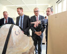 Ausstellungskurator Dr. Felix Prinz (Dommuseum Hildesheim, von rechts), zeigt Jürgen Twardzik (Vorsitzender des Vorstandes der Sparkasse Hildesheim Goslar Peine) sowie Marcus Hölzler und Jens Mahnken aus dem Vorstand des Dombauvereins einen Teil des Gipsabgusses der berühmten Bernwardsäule des Hildesheimer Doms. Diese eindrucksvolle Reproduktion aus der Mitte des 19. Jahrhunderts wird gegenwärtig im Dommuseum für die am 4. Mai startende Sonderausstellung aufgebaut.