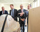 Ausstellungskurator Dr. Felix Prinz (Dommuseum Hildesheim, von rechts), zeigt Jürgen Twardzik (Vorsitzender des Vorstandes der Sparkasse Hildesheim Goslar Peine) sowie Marcus Hölzler und Jens Mahnken aus dem Vorstand des Dombauvereins einen Teil des Gipsa