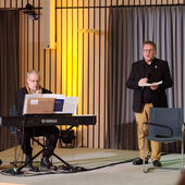 Rafael Ohlms vom Betroffenenrat Nord (links) und Moderator Max Ciolek gestalteten die Gedenkveranstaltung musikalisch.