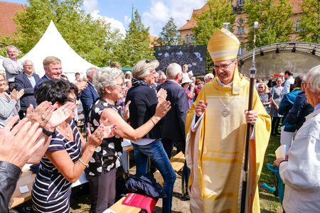 Bischofsweihe_Wilmer bei Menschen auf dem Domhof