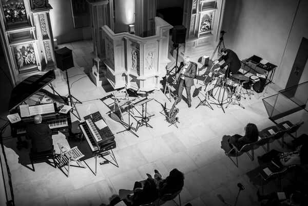 Musiker spielen vor dem Renaissancelettner des Doms. Nach dem erfolgreichen Auftakt der Konzertreihe „Weltkulturerbe als Klangraum“ im vergangenen Jahr wird es auch in diesem April wieder Auftritte im Lettnersaal des Dommuseums geben.
