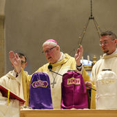 Bischof Norbert Trelle weihte während der Messe die heiligen Öle, die bei der Spendung der Sakramente im Bistum Hildesheim verwendet werden.