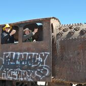 Bischof Norbert Trelle und Dr. Katharina Bosl von Papp auf dem wahrscheinlich größten Eisenbahnfriedhof der Welt bei Uyuni, Bolivien.