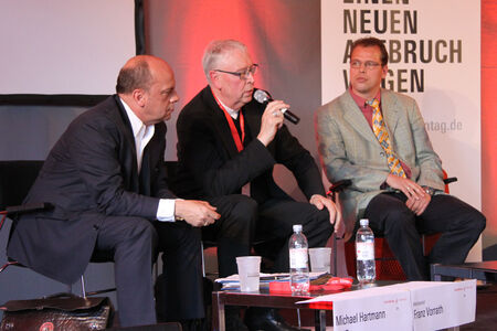 Bischof Norbert Trelle bei der Podiumsdiskussion "Aushalten, was nicht gewollt ist. Zur Situation ir