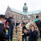 Spielfreude vor dem Hildesheimer Dom.