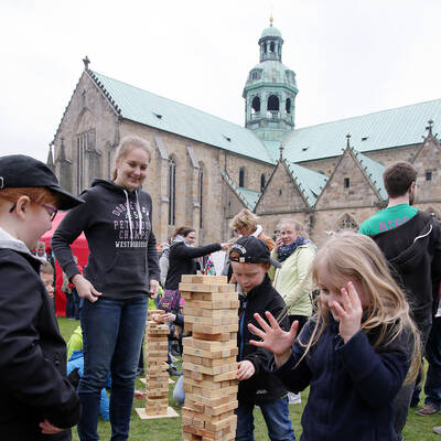 Spielfreude vor dem Hildesheimer Dom.