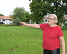 Beatrix Michels zeigt die Wiese in direkter Nähe zur Duderstädter Innenstadt, auf der ein dauerhaftes Labyrinth entstehen soll (siehe „Zur Sache“).