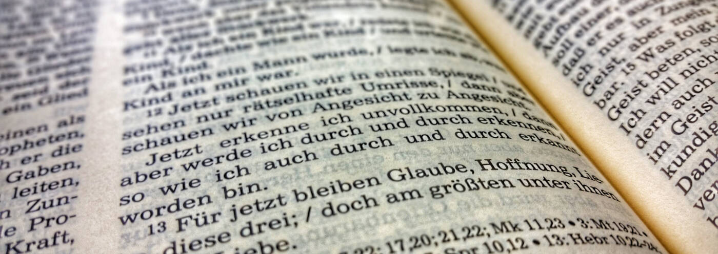 Aufgeschlagene Bibel mit Bibelzitat für Hochzeit.