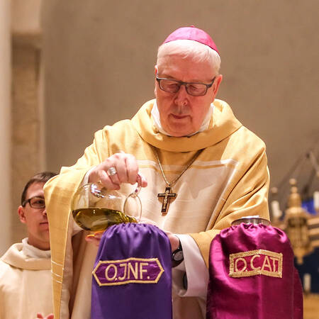 Der Bischof weihte während der Messe die heiligen Öle, die bei der Spendung der Sakramente im Bistum Hildesheim verwendet werden. 