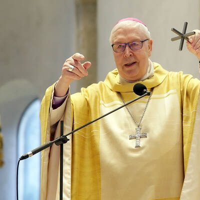 Bischof Trelle griff in der Chrisam-Messe das Reformationsgedenken auf, indem er ein kleines Modell des mehr als zwei Meter hohen dreidimensionalen Kreuzes zeigte, das während des zentralen Buß- und Versöhnungsgottesdienstes zwischen der evangelischen und katholischen Kirche am 11. März in Hildesheim eine große Rolle gespielt hatte.