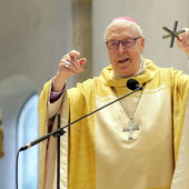 Bischof Trelle griff in der Chrisam-Messe das Reformationsgedenken auf, indem er ein kleines Modell des mehr als zwei Meter hohen dreidimensionalen Kreuzes zeigte, das während des zentralen Buß- und Versöhnungsgottesdienstes zwischen der evangelischen und katholischen Kirche am 11. März in Hildesheim eine große Rolle gespielt hatte.