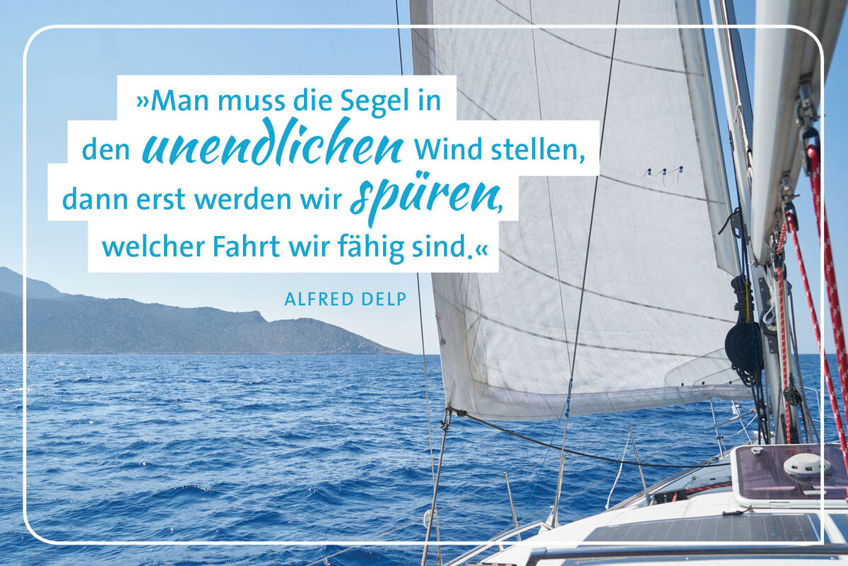 Bild eines Segelbootes im offenen Meer verbunden mit einem Zitat von Alfred Delp: "Man muss die Segel in den unendlichen Wind stellen, dass erst werden wir spüren, welcher Fahrt wir fähig sind".