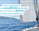 Bild eines Segelbootes im offenen Meer verbunden mit einem Zitat von Alfred Delp: "Man muss die Segel in den unendlichen Wind stellen, dass erst werden wir spüren, welcher Fahrt wir fähig sind".