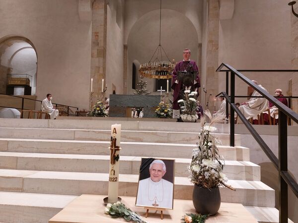 Der Hildesheimer Bischof Dr. Heiner Wilmer SCJ würdigte den verstorbenen emertierten Papst Benedikt XVI. als einen herausragenden Geistlichen, der mit großem theologischen Verstand gelehrt und mit mitreißenden Bildern gepredigt habe.
