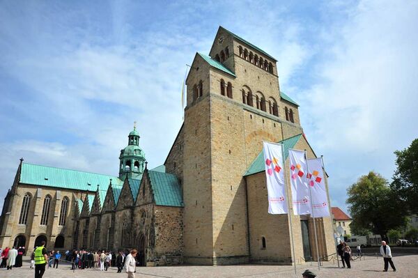 Hildesheimer Dom mit Fahnen des Bistumsjubliäums.