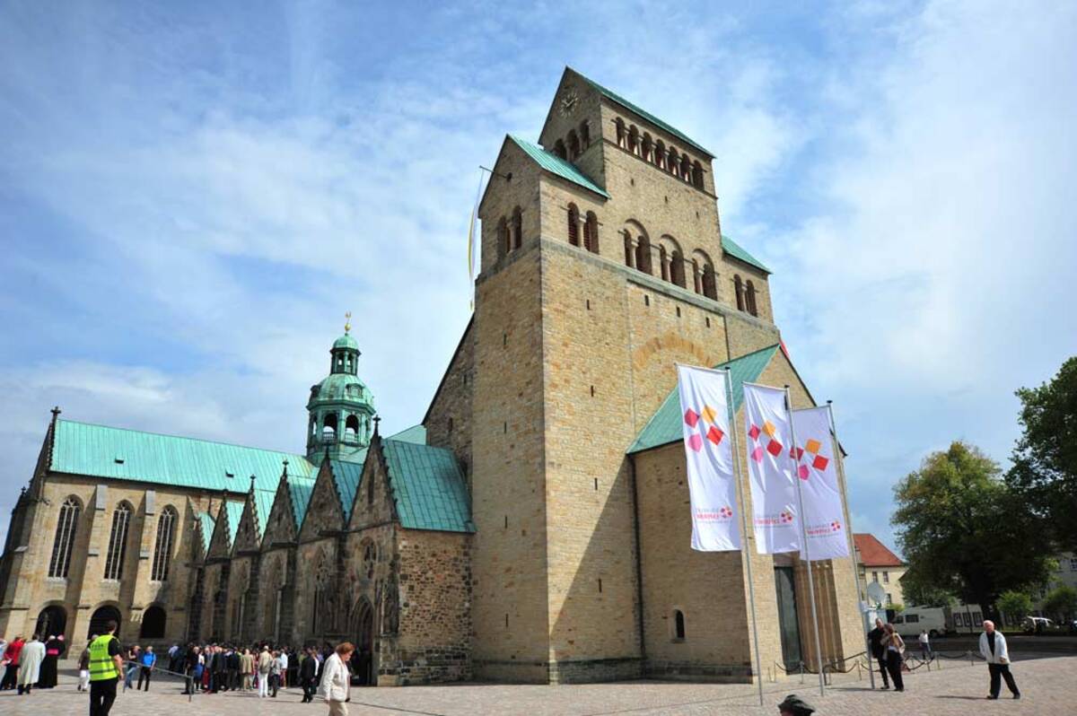 Hildesheimer Dom Front Hildesheimer Dom mit Fahnen des Bistumsjubliäums.