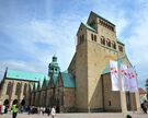 Hildesheimer Dom mit Fahnen des Bistumsjubliäums.