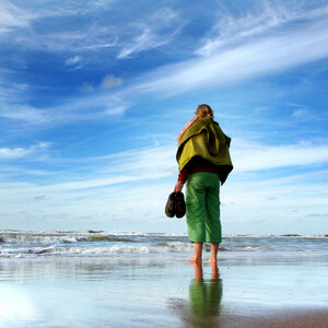 Frau blickt auf Meer