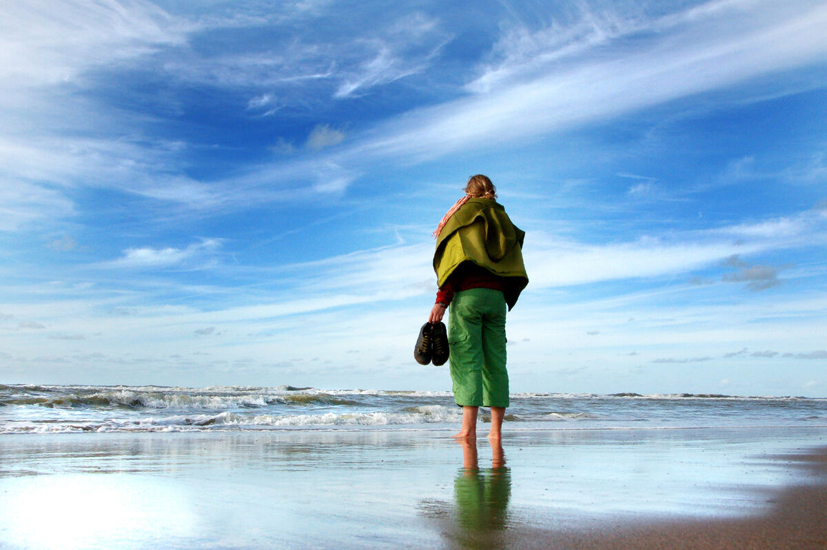 Frau blickt auf Meer