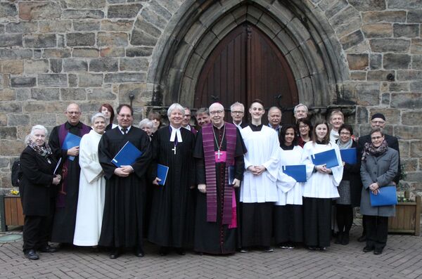 Katholische und evangelische Christen aus dem Kreis Schaumburg feierten am Freitagabend in der St. Martini-Kirche in Stadthagen einen ökumenischen Gottesdienst, zu dem das Bistum Hildesheim und die Ev.-luth. Landeskirche Schaumburg-Lippe eingeladen hatten. Geleitet wurde der Gottesdienst von Landesbischof Dr. Karl-Hinrich Manzke und Bischof Norbert Trelle.