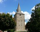 Der Kirchturm von St. Martinus in Giesen-Emmerke ist eines der ältesten Gebäude im Bistum Hildesheim. Nun wird das in der Mitte des 11. Jahrhunderts errichtete Bauwerk aufwendig in Stand gesetzt.