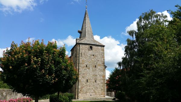 Der Kirchturm von St. Martinus in Giesen-Emmerke ist eines der ältesten Gebäude im Bistum Hildesheim. Nun wird das in der Mitte des 11. Jahrhunderts errichtete Bauwerk aufwendig in Stand gesetzt.