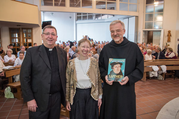 Pfarrer Dr. Dieter Haite (links), Vorsitzender der Ökumenekommission des Bistums Hildesheim, begrüßte zur Podiumsdiskussion die Augustinerpfarrerin und Liturgiewissenschaftlerin Dr. Irene Mildenberger aus dem Augustinerkloster Erfurt und den Benediktinerpater Dr. Augustinus Sander aus der Abtei Maria Laach.