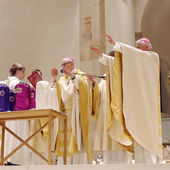 Der Bischof weihte während der Messe die heiligen Öle, die bei der Spendung der Sakramente im Bistum Hildesheim verwendet werden.