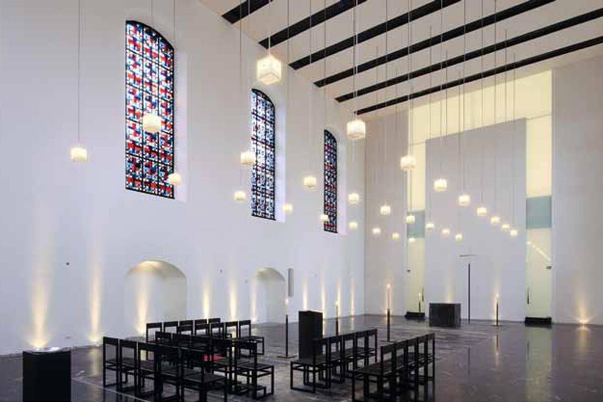 Seminarkirche Innenraum mit Stühlen in der Seminarkirche