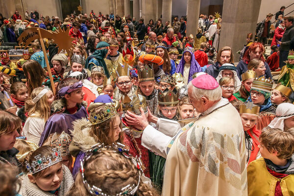 Vor einem Jahr segnete der damalige Diözesanadministrator, Weihbischof Dr. Nikolaus Schwerdtfeger (im Bild), die Sternsinger im Dom. Am kommenden Samstag wird dies der neue Hildesheimer Bischof Dr. Heiner Wilmer SCJ tun.