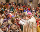 Vor einem Jahr segnete der damalige Diözesanadministrator, Weihbischof Dr. Nikolaus Schwerdtfeger (im Bild), die Sternsinger im Dom. Am kommenden Samstag wird dies der neue Hildesheimer Bischof Dr. Heiner Wilmer SCJ tun.