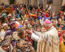 Vor einem Jahr segnete der damalige Diözesanadministrator, Weihbischof Dr. Nikolaus Schwerdtfeger (im Bild), die Sternsinger im Dom. Am kommenden Samstag wird dies der neue Hildesheimer Bischof Dr. Heiner Wilmer SCJ tun.