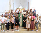 Die neuen Religionslehrerinnen und -lehrer mit Bischof Dr. Heiner Wilmer SCJ auf den Stufen zum Altarraum im Hildesheimer Dom.