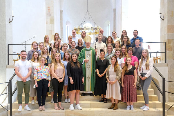 Die neuen Religionslehrerinnen und -lehrer mit Bischof Dr. Heiner Wilmer SCJ auf den Stufen zum Altarraum im Hildesheimer Dom.