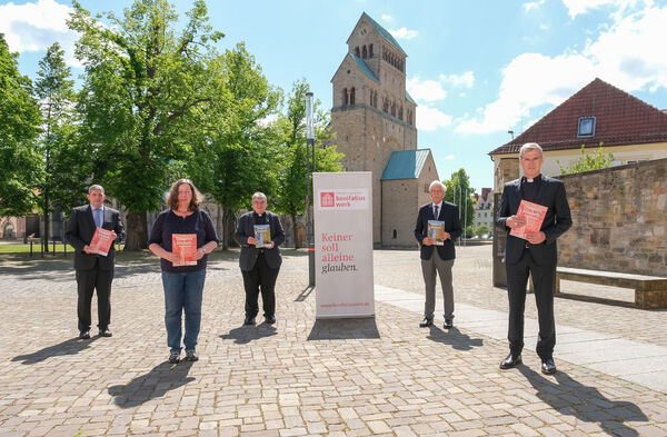 Vorgestellt wurde der Jahresbericht in Hildesheim. Von Links: Ingo Imenkämper (Geschäftsführer Bonifatiuswerk), Christiane Milewsky (Diözesan-Bonifatiuswerk im Bistum Hildesheim), Monsignore Georg Austen (Hauptgeschäftsführer Bonifatiuswerk), Heinz Paus (Präsident Bonifatiuswerk) und der Hildesheimer Bischof Dr. Heiner Wilmer SCJ.