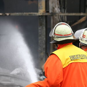 Feuerwehrleute beim Löschen