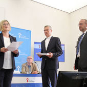 Übergabe Projektbericht an Bistum und Betroffeneninitiative