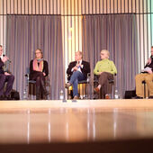 Moderator Max Ciolek (rechts) diskutierte auf dem Podium mit Elisabeth Schwarz (2. von rechts, Mitglied im Bischöflichen Beraterstab in Fragen sexualisierter Gewalt), dem Betroffenen Rudolf Kastelik und Betroffenenratsmitglied Nicole Sacha. Bischof Dr. Heiner Wilmer SCJ (links) nahm zum Schluss kurz auf dem Podium Platz.