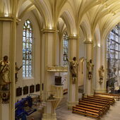 Helle Farben und neue Leuchten: in der Basilika St. Cyriakus kommt die gotische Architektur wieder besser zur Geltung.