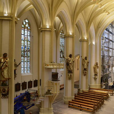Helle Farben und neue Leuchten: in der Basilika St. Cyriakus kommt die gotische Architektur wieder besser zur Geltung.