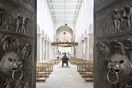 Blick durch die halb geöffnete bronzene Bernwardtür in den Hildesheimer Dom.