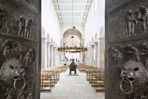 Blick durch die halb geöffnete bronzene Bernwardtür in den Hildesheimer Dom.