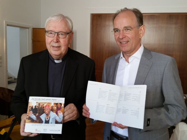 Bischof Norbert Trelle und der Hannoveraner Landesbischof Ralf Meister stellten heute in Hannover das Andachtsbuch für christliche Flüchtlinge vor.