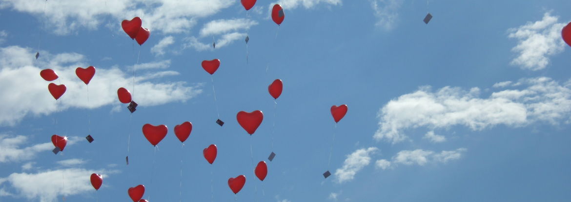 Zum Himmel fliegende Herzballons