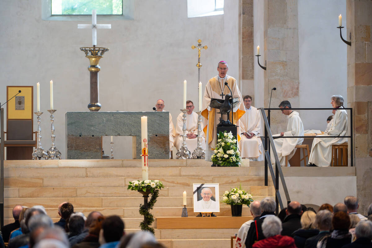 Bischof Wilmer würdigte Leben und Wirken des verstorbenen Papstes während eines Gottesdienstes im Hildesheimer Dom