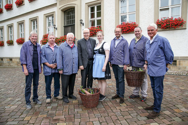 Die Mitglieder des Weinkonvents und die Hildesheimer Weinkönigin Meeri-Liisa Beste überbrachten 30 Flaschen Weißwein als Pacht für den bischöflichen Weinberg im Magdalenengarten.