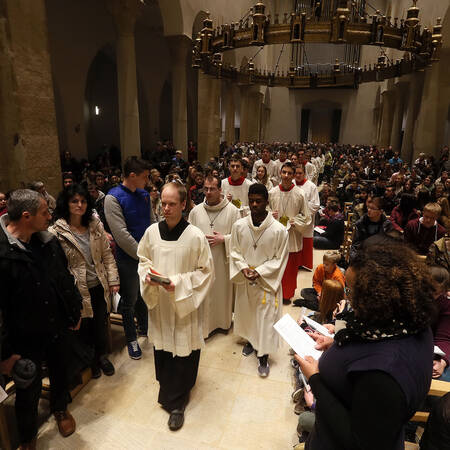 Mehr als 2000 Menschen besuchten zur Chrisam-Messe am Mittwochabend den Hildesheimer Dom.