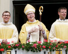 Bischof Norbert Trelle freut sich mit den beiden frisch geweihten Priestern Fabian Boungard (links) und Benedikt Heimann (rechts).